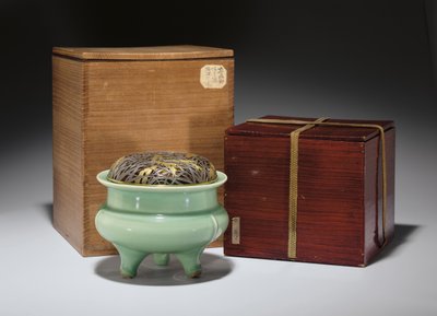Grande incensiere tripode Longquan celadon con coperchio in metallo giapponese parzialmente dorato da Southern Song Dynasty Chinese School