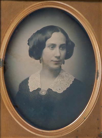 Giovane Donna con Colletto di Pizzo e Spilla da Southworth and Hawes.