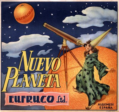 Pubblicità con un mago che osserva 