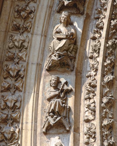 Archivolto del portale centrale della facciata ovest, dettaglio di un violinista e un suonatore di cetra, c. 1350-1400 (altorilievo) da Spanish School