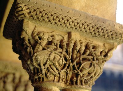 Capitello scolpito sul lato ovest del chiostro da Spanish School