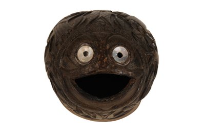 Salvadanaio intagliato in noce di cocco, coloniale spagnolo, c.1800 da Spanish School
