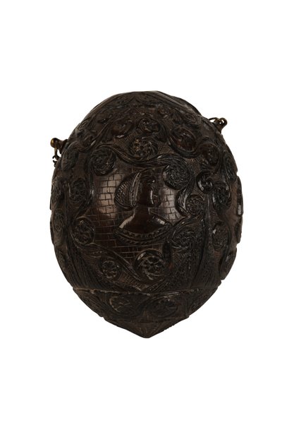 Polvere di cocco intagliata bugbear, coloniale spagnolo, c.1800 (cocco) da Spanish School