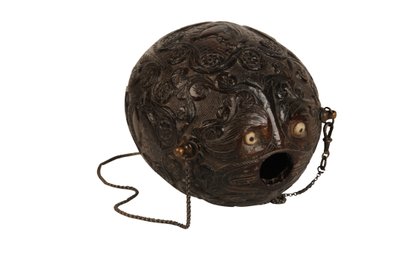 Fiaschetta di polvere di cocco intagliata, coloniale spagnolo, c.1800 da Spanish School
