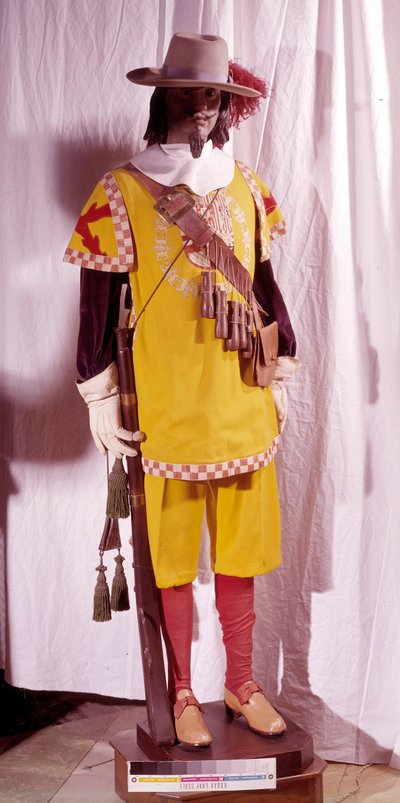 Costume di archibugiere al tempo di Filippo II di Spagna (1527-1598). Il manichino tiene in mano un archibugio e porta una tracolla a cui è attaccata la munizione (polvere per il fucile). Museo dell