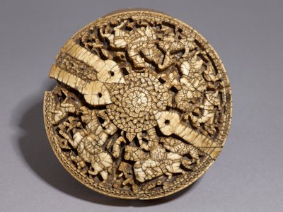 Coperchio di un contenitore decorato con quattro cacciatori e animali, periodo Omayyade, 998-999 d.C. da Spanish School