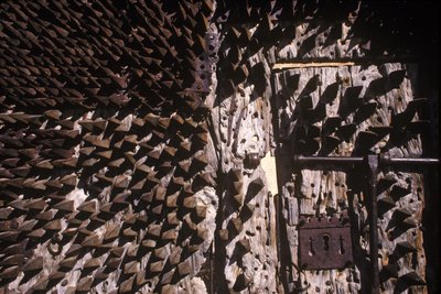 Punte di metallo incastonate in una porta del castello da Spanish School