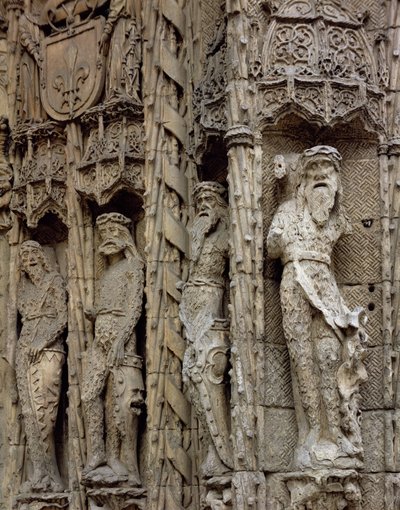Dettaglio scultoreo del montante sinistro della facciata d