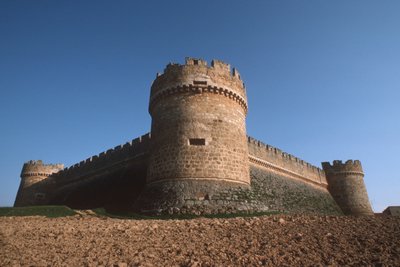 Tre torri angolari e mura perimetrali viste dal basso da Spanish School