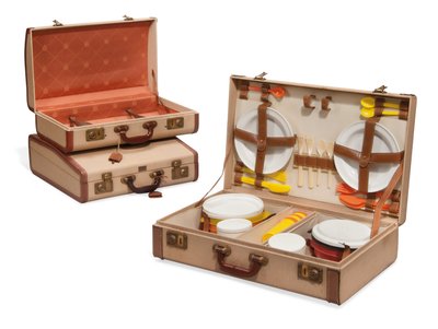 Due valigie e un cesto da picnic, Loewe, metà del XX secolo da Spanish School