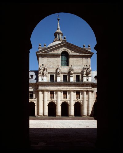 Vista della facciata della chiesa del Real Sitio da Spanish School
