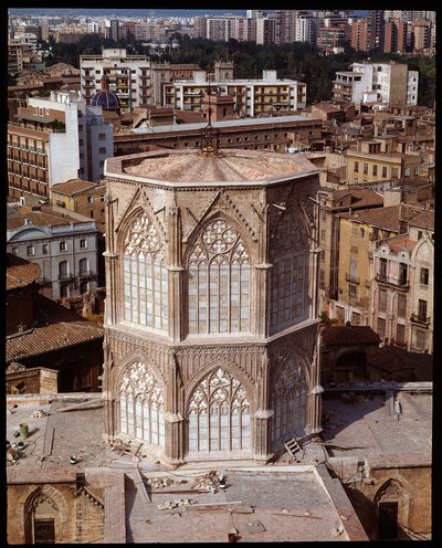Vista della torre della cattedrale da Spanish School