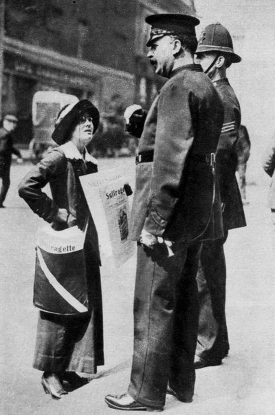 Una suffragetta che affronta due poliziotti, 1913 1937 da Sport and General