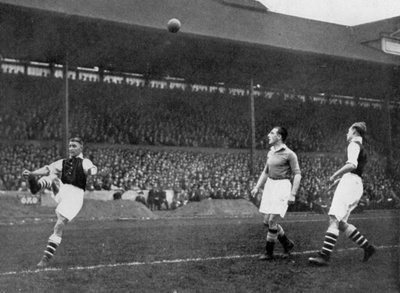Acrobazie in una partita Arsenal vs Chelsea a Stamford Bridge, Londra da Sport and General