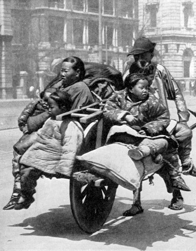 Famiglia cinese su un carro da Sport and General
