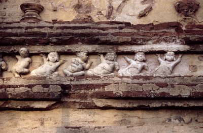 Rilievo che raffigura nani sull