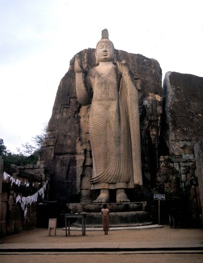Il grande Buddha di Avukana. Sri Lanka. V secolo da Sri Lankan School
