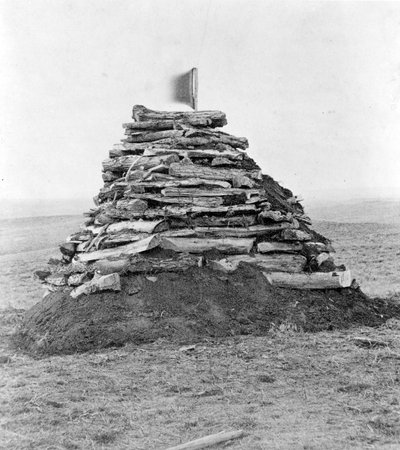 Monumento contenente ossa sulla collina di Custer, 1879 da Stanley J. Morrow