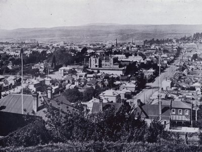 Launceston: Vista da Upper Brisbane Street, con vista su Brisbane e Paterson Streets, State High School al centro da Stephen Spurling