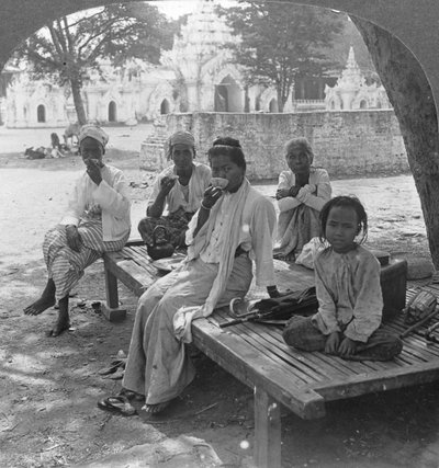 Un drink sociale di caffè, Mandalay, Birmania, 1908 da Stereo Travel Co