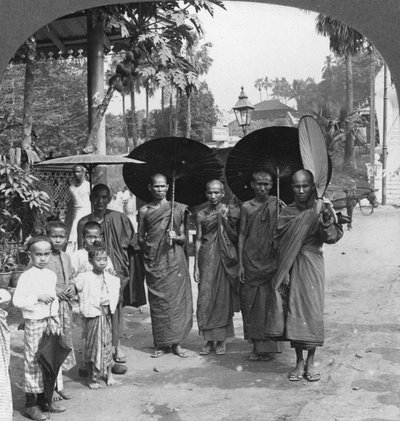 Monaci buddisti con parasole e ventagli, Rangoon, Birmania, 1908 da Stereo Travel Co