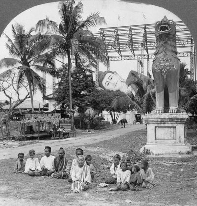 Gigante figura reclinata di Buddha, Pegu, Birmania, 1908 da Stereo Travel Co