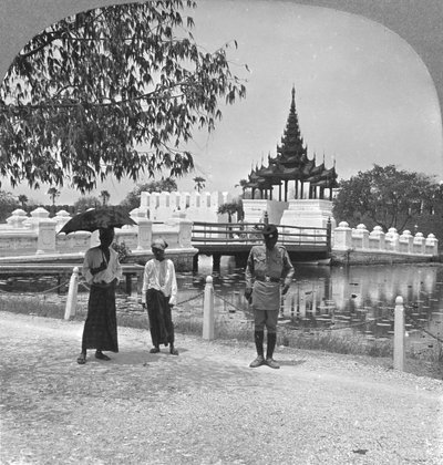 Ingresso principale al Forte Dufferin e al Palazzo Reale, Mandalay, Birmania, 1908 da Stereo Travel Co