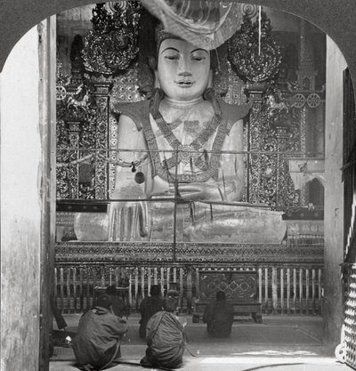 Buddha di marmo in una pagoda, Mandalay, Birmania, 1908 da Stereo Travel Co