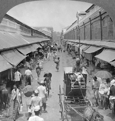 Una delle principali strade del mercato nativo, Rangoon, Birmania, 1908 da Stereo Travel Co