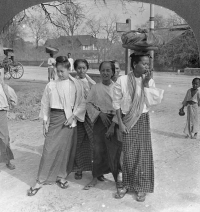 Donna e servi che vanno al mercato, Mandalay, Birmania, 1908 da Stereo Travel Co