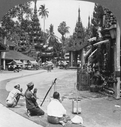 Adorazione davanti a un idolo, Pagoda Shwedagon, Rangoon, Birmania, 1908 da Stereo Travel Co