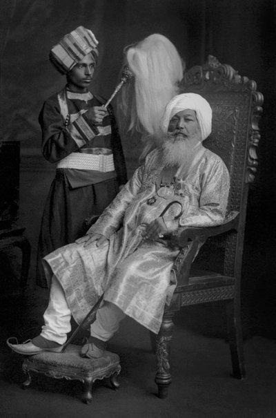 Baba Sir Khem Singh Beda con un servitore da Studio Lafayette