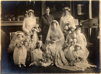 Ritratto di gruppo del matrimonio di Lady Blanche Cavendish e del Colonnello Ivan Murray, Cappella delle Guardie, Lansdowne House, 21 aprile 1919 da Studio Lafayette