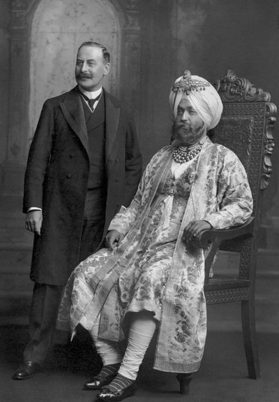 Maharaja Sir Ranbir Singh Bahadur di Jind con un ufficiale britannico da Studio Lafayette