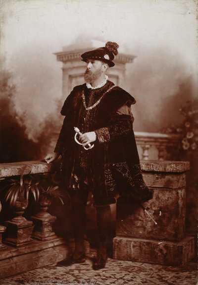 Spencer Compton Cavendish, 8º Duca di Devonshire, come Imperatore Carlo V, Il Ballo del Giubileo di Diamante della Duchessa di Devonshire a Devonshire House da Studio Lafayette