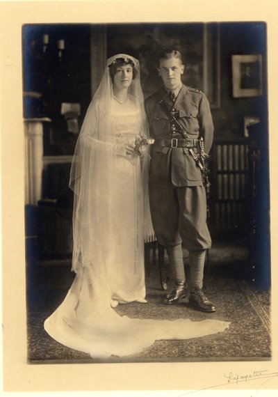 Matrimonio di Lady Blanche Cavendish e del Colonnello Ivan Murray Cobbold, Cappella delle Guardie, Lansdowne House, 21 aprile 1919 (foto in bianco e nero) da Studio Lafayette