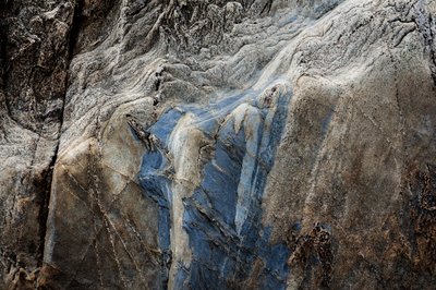 Roccia blu piegata da Studio Meikle