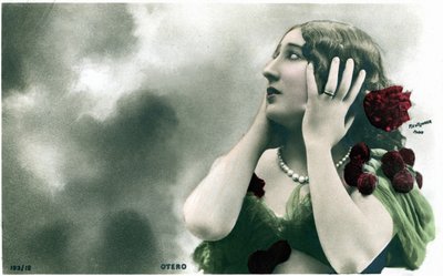 Bella Otero contro uno sfondo di nuvole, cartolina inizio XX secolo da Studio Reutlinger