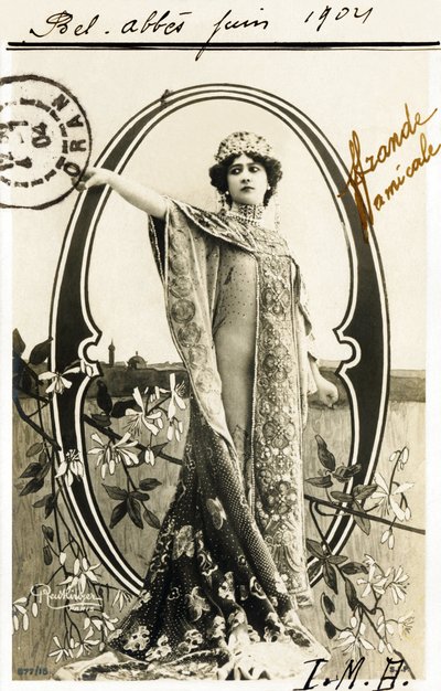 O a: Anna Held, di origine polacca, cantante e ballerina della Belle Époque - alfabeto in cartolina da Studio Reutlinger