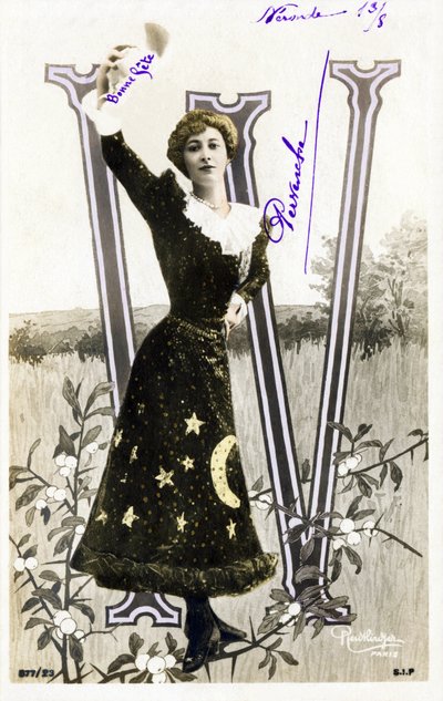 W: Liane De Pougy, ballerina e cortigiana della Belle Époque - alfabeto in cartolina da Studio Reutlinger
