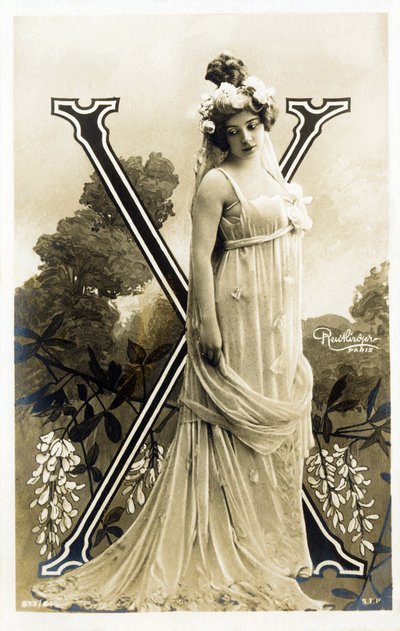 X: Amelie Dieterle, attrice e cantante francese - Théâtre des Variétés, Bouffes Parisiennes, Parigi - alfabeto in cartolina da Studio Reutlinger