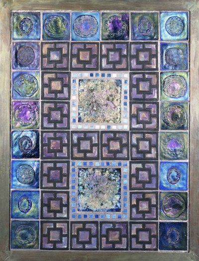 Un pannello di piastrelle in vetro Favrile, modellato con fiori e disegni geometrici, XX secolo da Studios Tiffany
