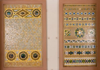 Vetro mosaico Tiffany, a sinistra: per la Citizens Bank, Ohio, a destra: per la First National Bank (campione) da Studios Tiffany