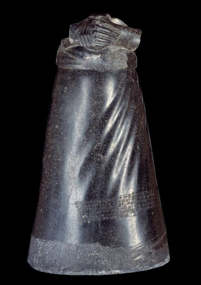 Mesopotamia: metà inferiore della statua di diorite di Manishtusu, re di Agade. 2300-2250 a.C. Dal sito di Susa (Babilonia) da Sumerian Mesopotamian School