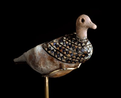 Bassa Mesopotamia, Iraq, arte sumera: lampada a forma di anatra realizzata con una conchiglia intarsiata di lapislazzuli, calcare rosso e madreperla. 3000 a.C. da Sumerian Sumerian
