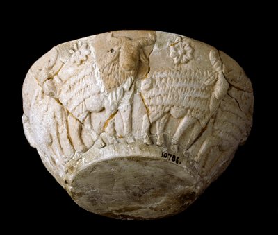 Arte sumera: calcare scolpito con rilievi di arieti da Sumerian Sumerian