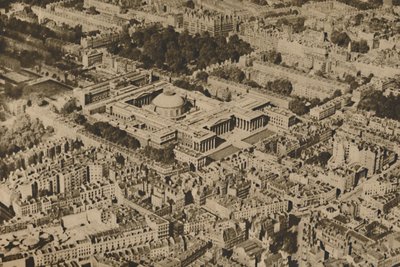 Vista inusuale del British Museum circondato dagli alberi di Bloomsbury da Surrey Flying Services