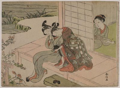 Donna che guarda una giovane coppia abbracciarsi su una veranda, fine 1760 da Suzuki Harunobu