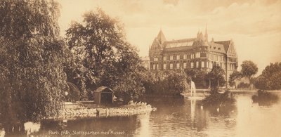 Malmo: parte del parco del castello con il museo (foto b/n) da Swedish Photographer
