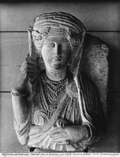 Rilievo funerario di una figura femminile, da Palmira, Siria da Syrian School